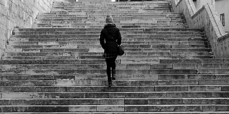 femme monte escalier